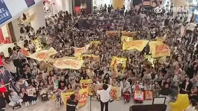 檀健次新电影《震耳欲聋》线下地推，好多人啊 ​​​