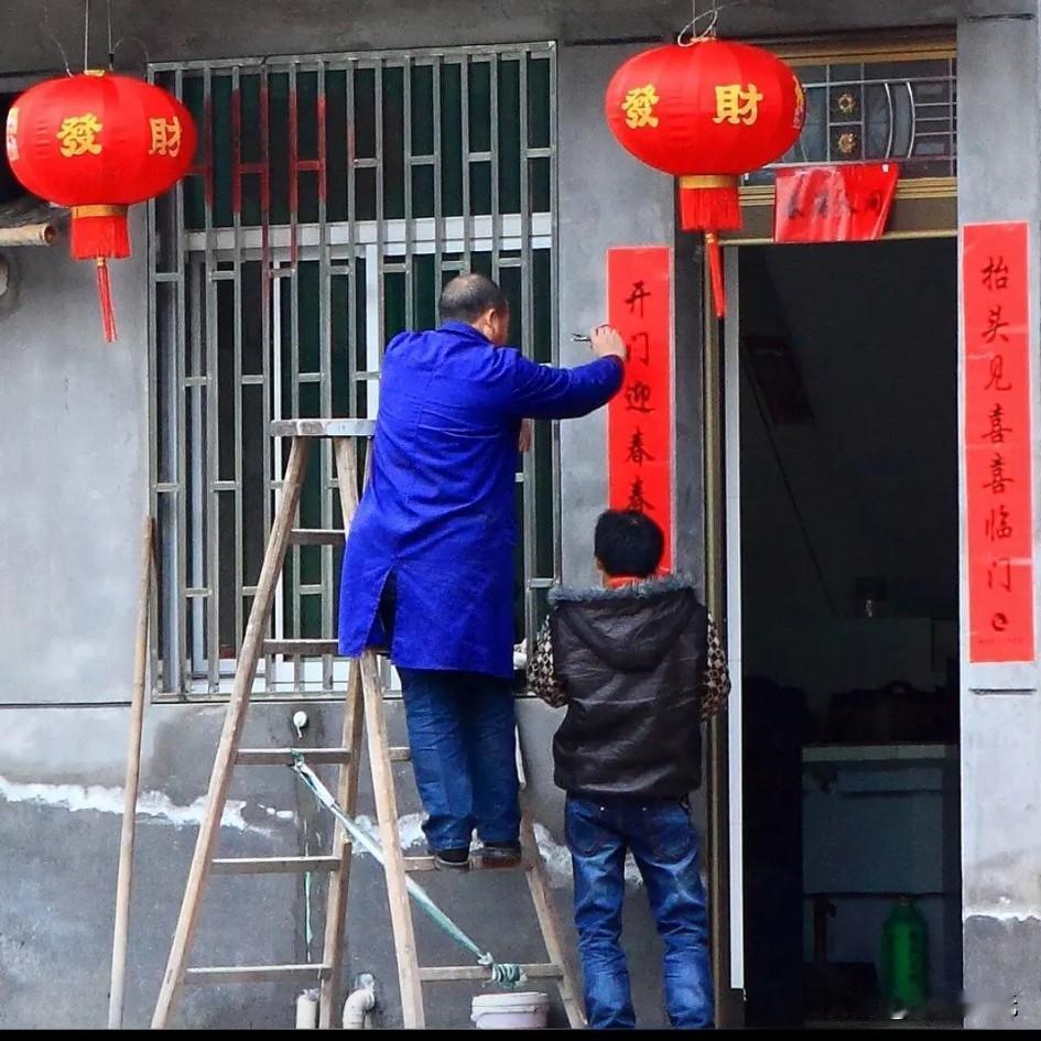 除夕，话除夕（散文）

窗外的天色渐渐暗下来，我泡了一杯茶，坐在客厅的沙发上。妻