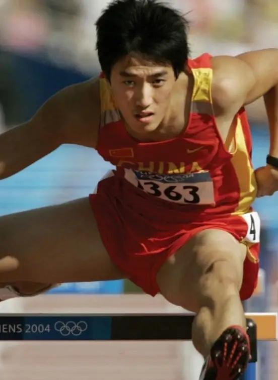 2004年8月28日，雅典奥运会田径场，刘翔冲过110米栏终点线的瞬间，全中国都