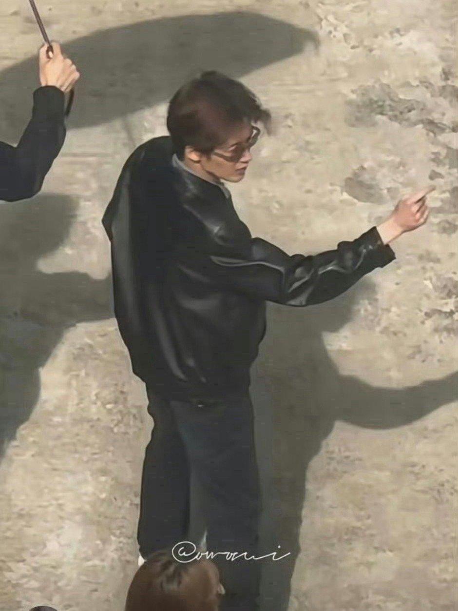 檀健次不愧是天生电影脸呐，檀健次在电影《空枪》的片场新路透来了，皮衣墨镜造型的檀