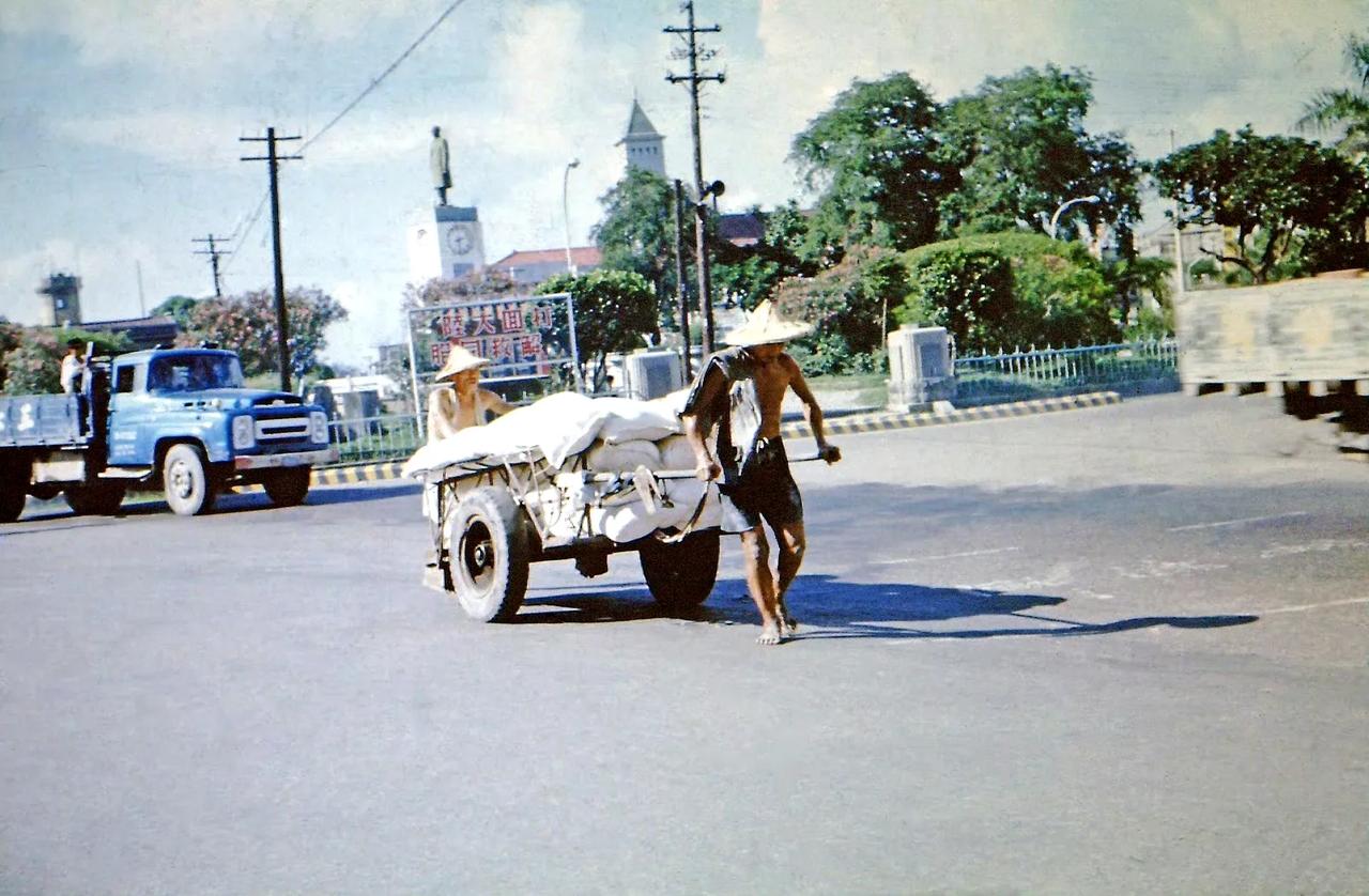 拉车，台南，1967～69年间摄。
第一次看到当时台湾的标语牌是什么样子(背景中