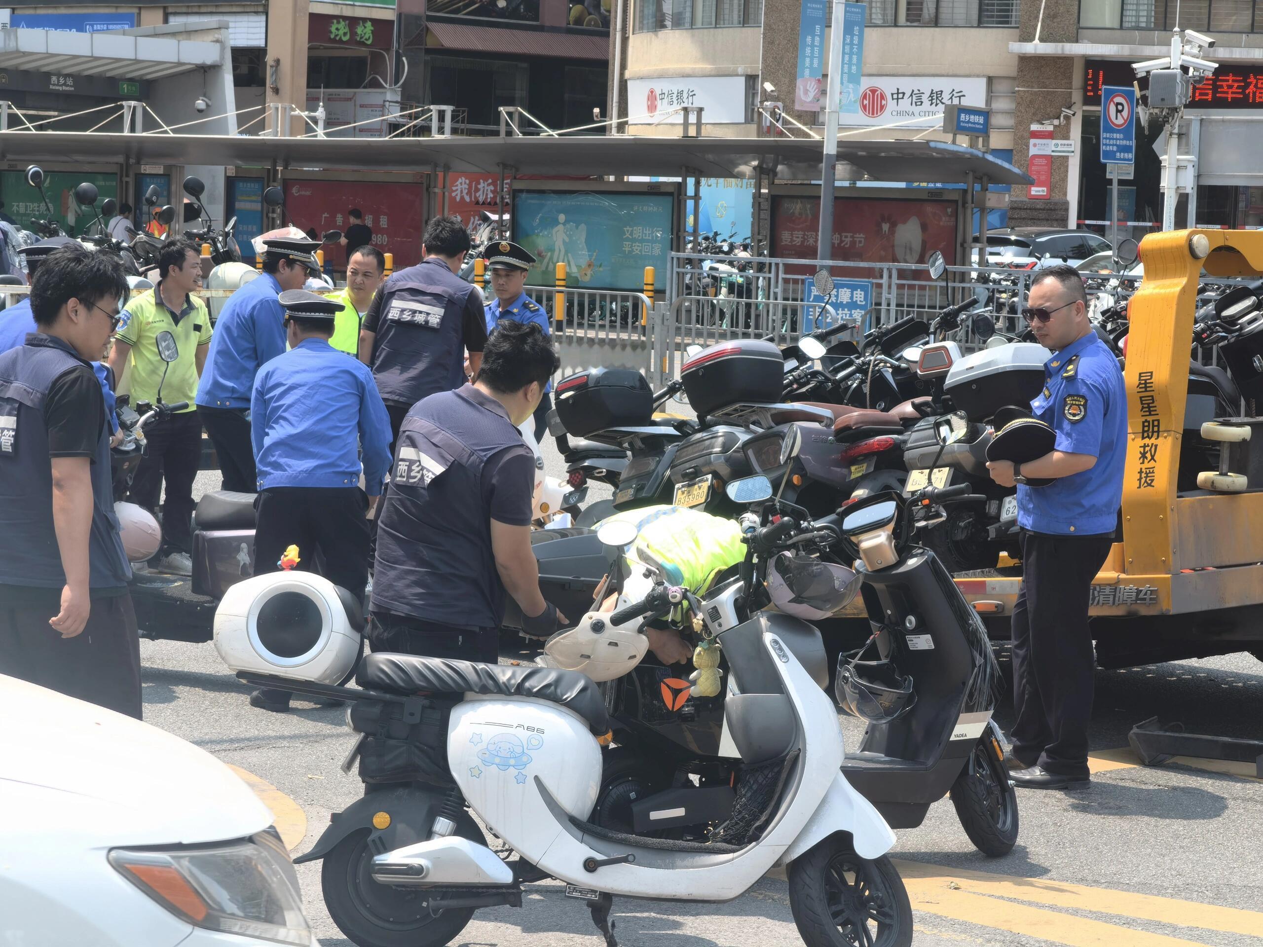 深圳部分地铁口停着挡道的那些电瓶车，终于要被处理了，侵占地铁出入口的电瓶车拉去集