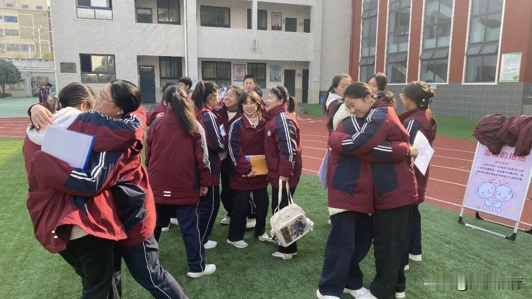 近期，汉中市第八中学多层次、多角度、多举措开展学生心理健康教育活动，用专业与温暖