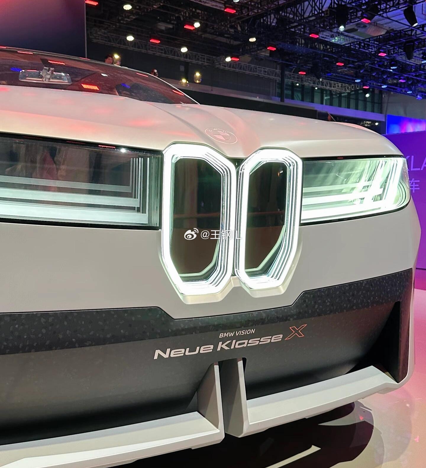 全新一代宝马X5彻底摒弃了现款设计，采用了“新世代”（Neue Klasse）的