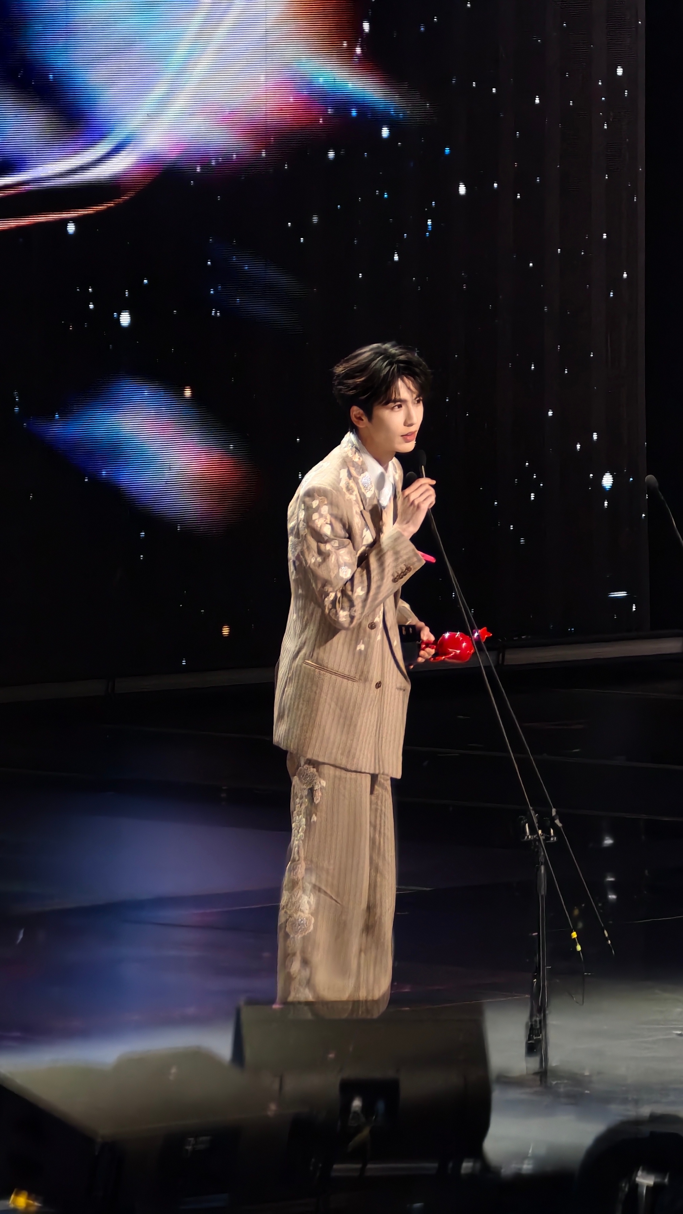 张凌赫原图直出这块/.尖叫之夜主打熟人局2025爱奇艺尖叫之夜