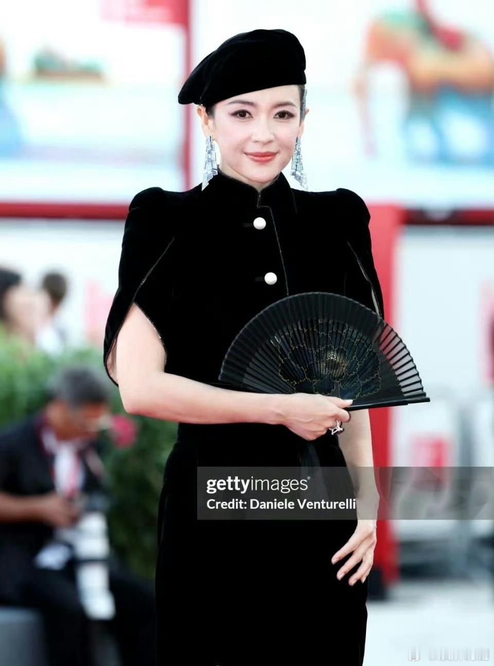 章子怡怎么这么爱缩着脖子呀，这还怎么有国际范儿？ ​​​