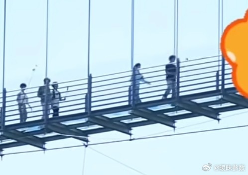我他妈有人管一下这并肩的俩人吗