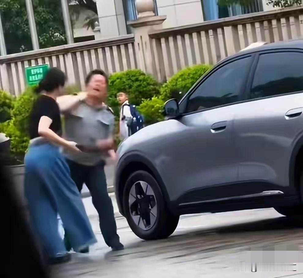 福建三明这起女子与保安肢体冲突事件真是闹得沸沸扬扬。从视频看，先是女司机踹了保安