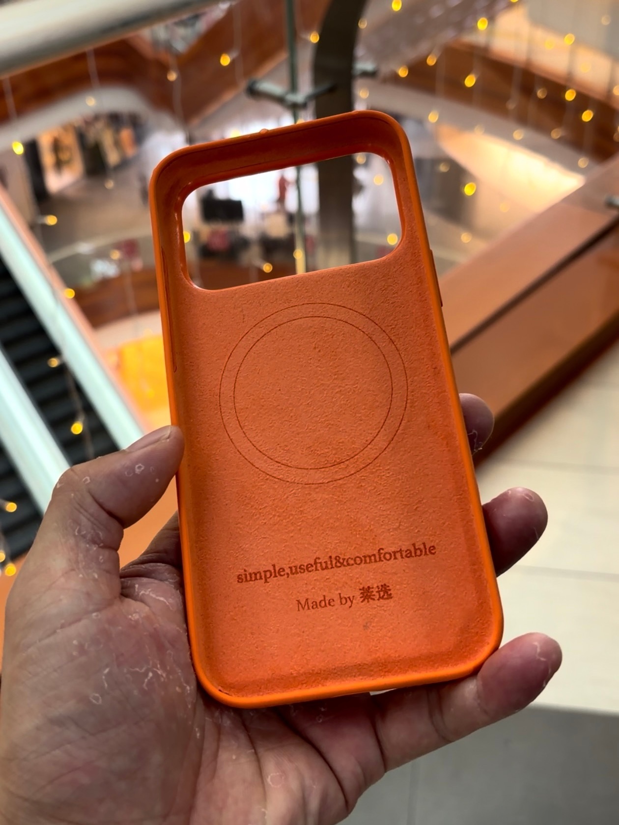 澄清一下：（右图）上一代的液态硅胶壳因为没有镭雕磁铁小尾巴的图案，被好些小伙伴误