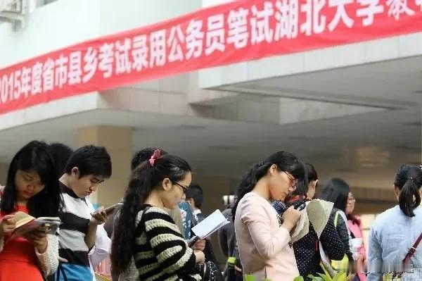 从我身边认识这么多朋友的情况来看，如果一个青年想要参加公务员考试，去体制内的单位