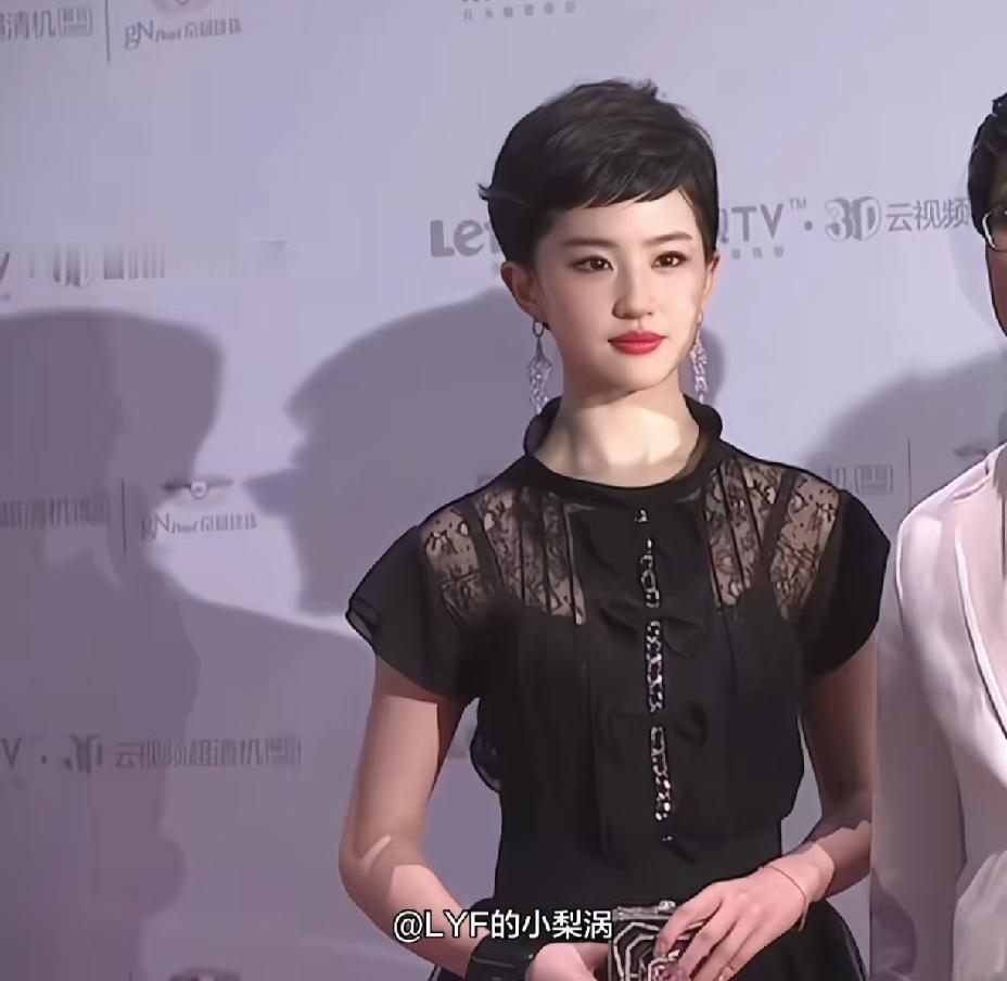 刘亦菲留短发也是这么美，短发利落，长发女人味浓，也更美。