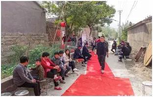 河南这场婚宴简直绝了，成了个大笑话！接亲车到女方门口，鞭炮都响了，女方却临时加码