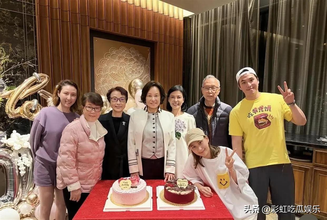 三太格局要打开了，每次全家福都只有她和儿女，没有女婿儿媳外孙孙子，总感觉少了点温
