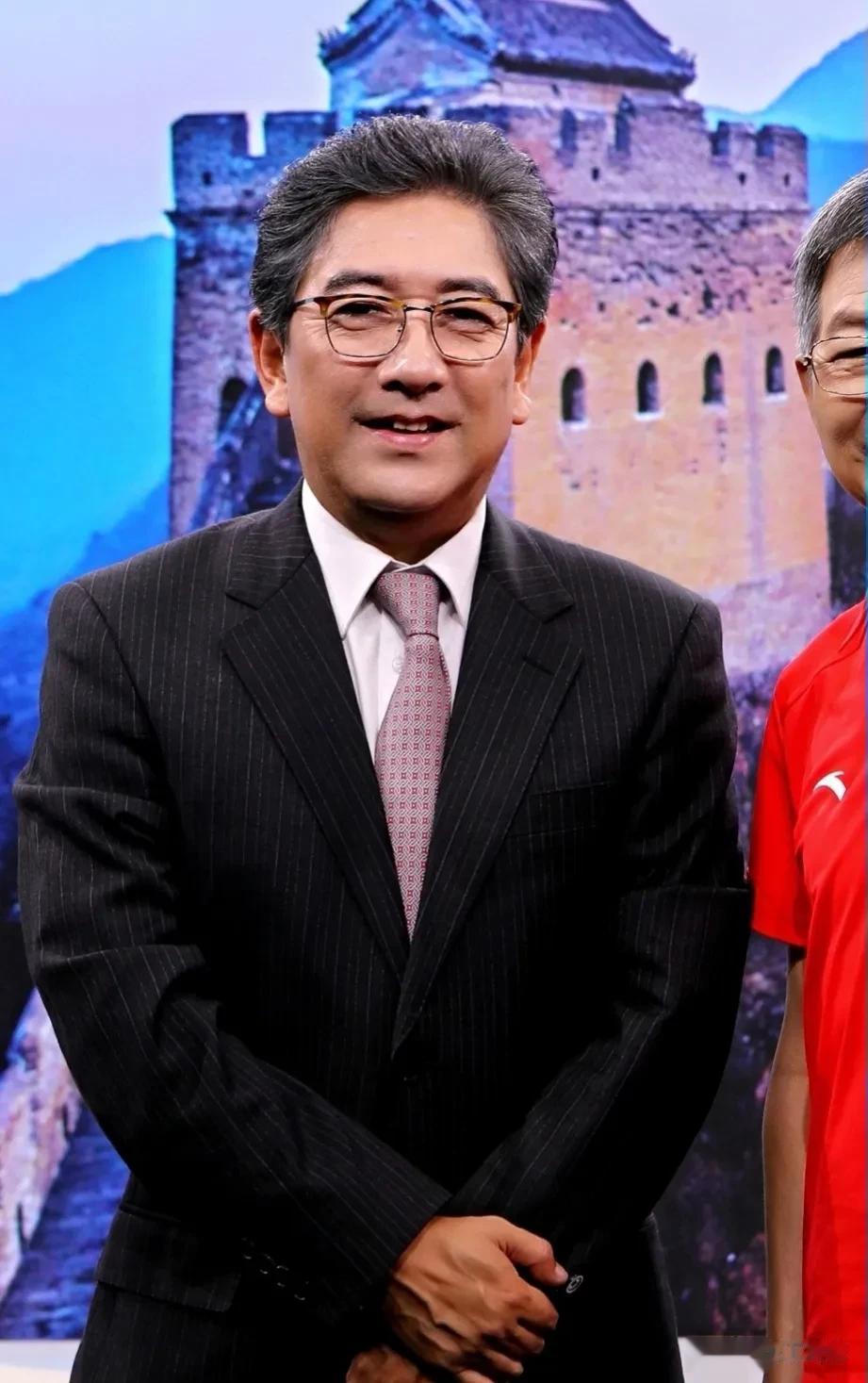 朱军和水均益，既是发小、也是同事，一档节目中，朱军问:均益啊，你第一个报名，去伊