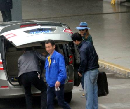 一男子将车送去维修，手机却突然收到提示，他打开摄像头一看，发现自己车上的4个轮胎