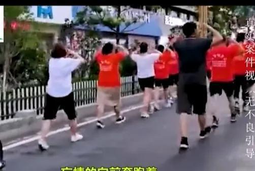公路正在临时改造，占用了一侧车道，暴走团的领队看到前方正在施工，竟然不选择靠右走