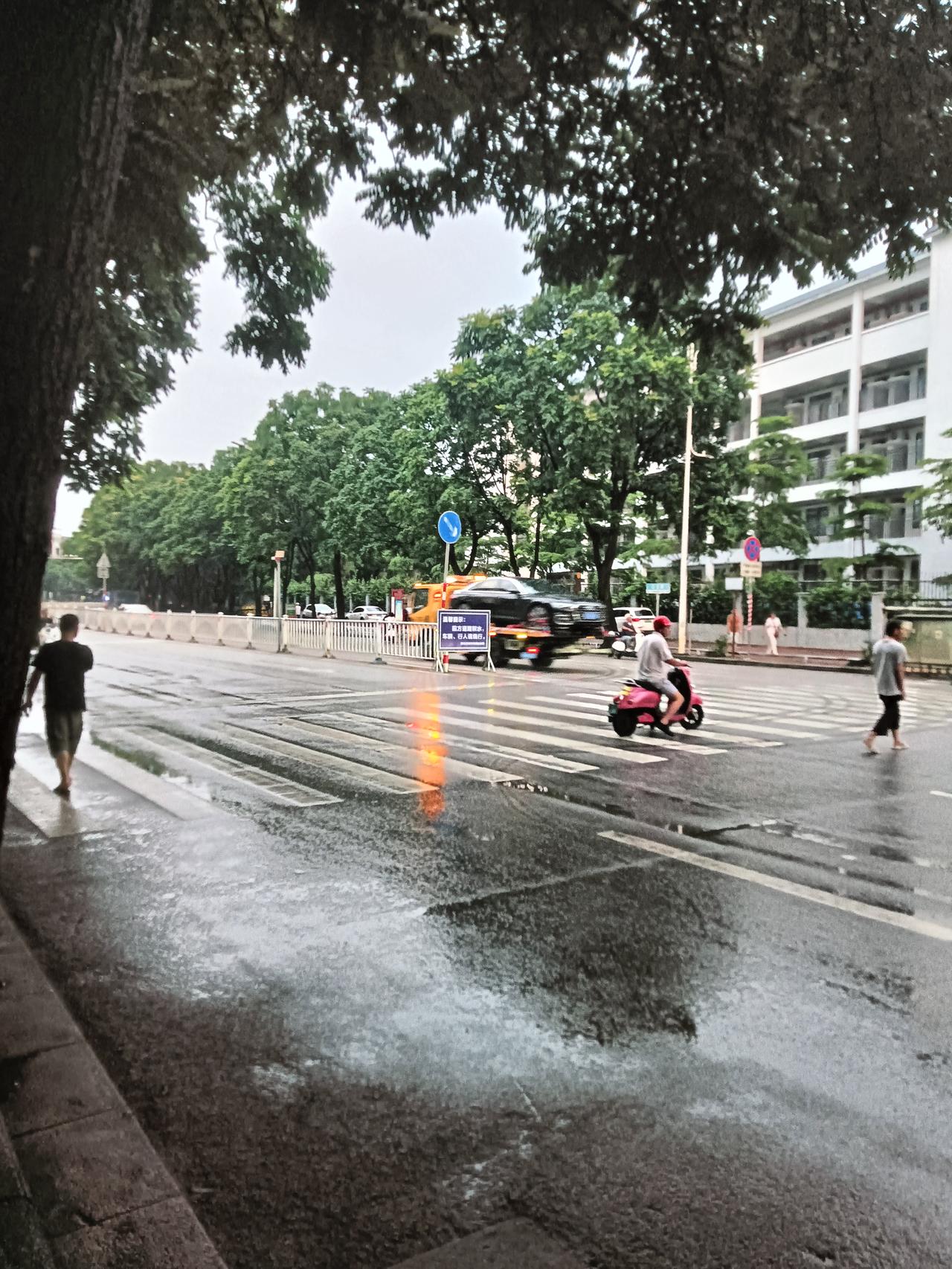 傍晚经过贵港市港北区江北大道见一货车在叫卖大芒果，价钱是2元一斤路过群众纷纷停车