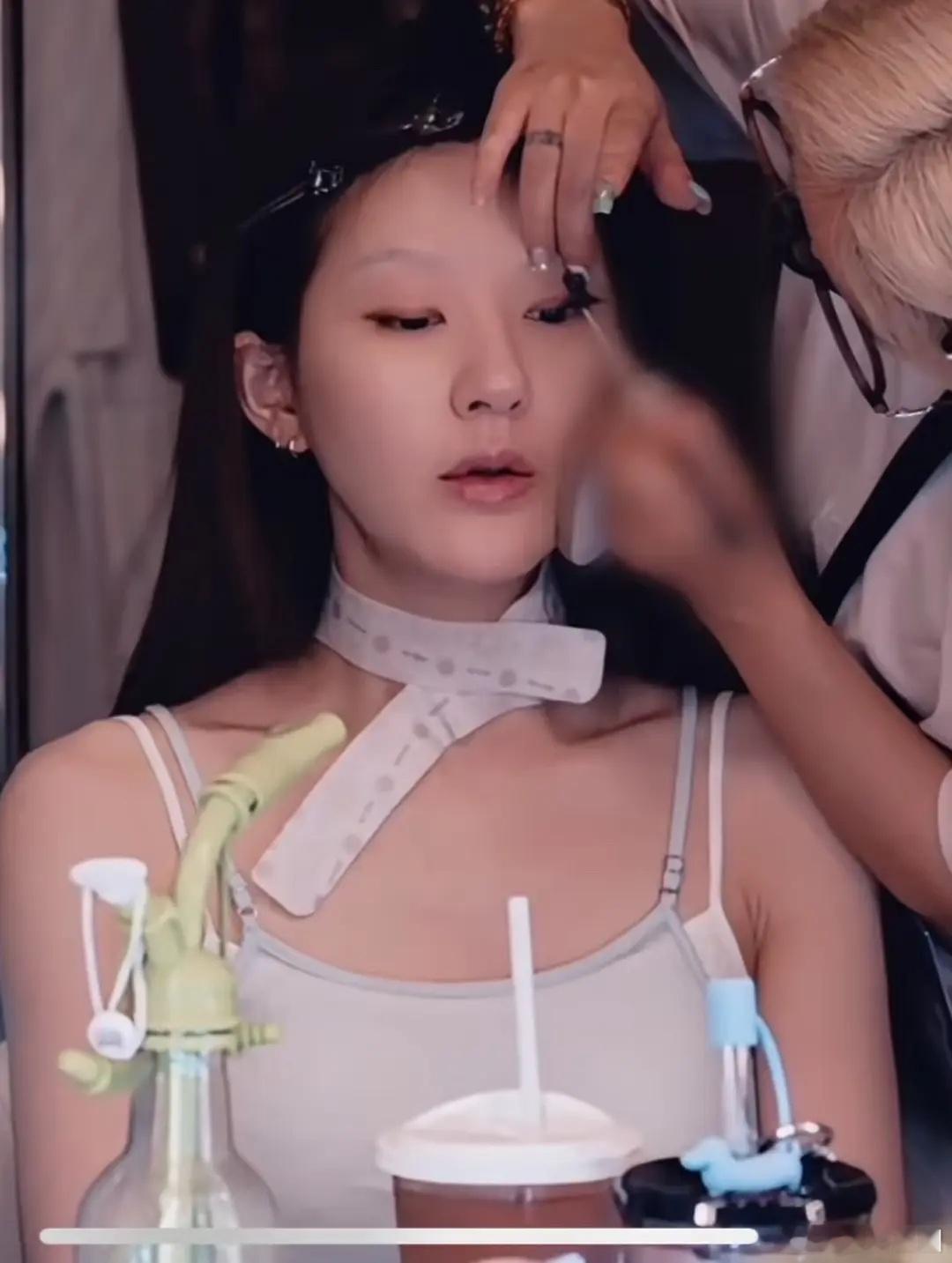 赵露思终于肯让别人给她化妆了 