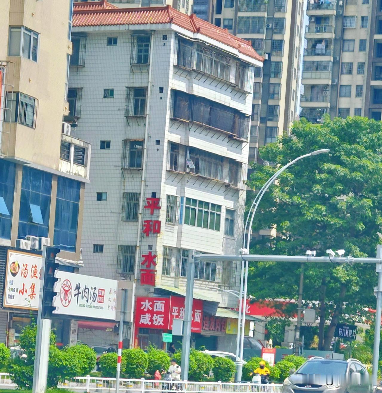 漳州市芗城区丹霞路这家平和水面招牌挺大气的，店面门口店招嫌不够，在楼体侧面又加了
