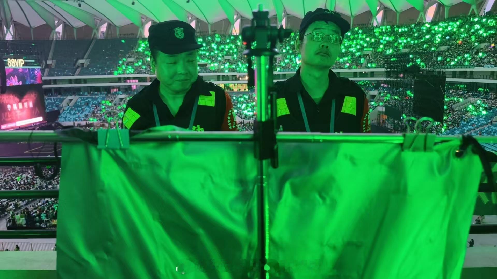 要被笑亖…生无可恋的安保大哥…