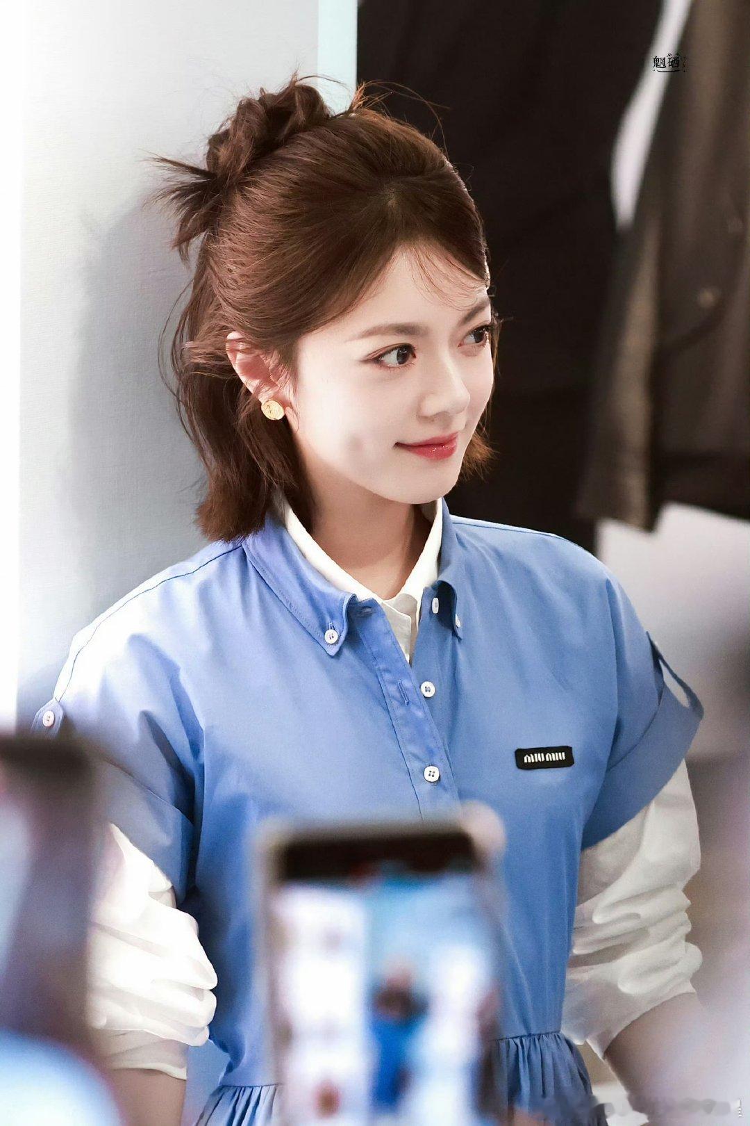 赵今麦蓝色衬衫裙造型赵今麦何与活动生图赵今麦何与今日活动，两人生图太能打了 