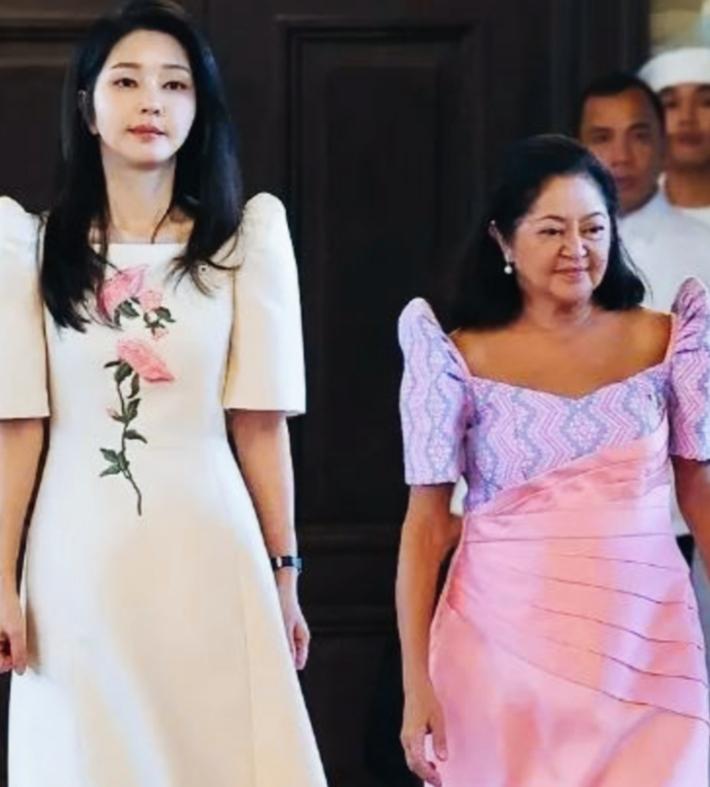 金建希曾经的颜值与实际年龄相比，确实年轻漂亮啊！
金建希当时皮肤确实保养的不错啊