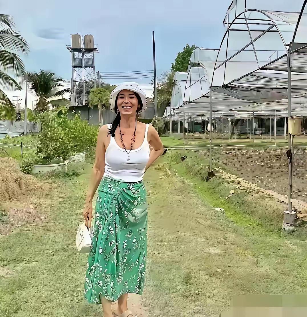 在泰国偶遇一位美女明星
她真是太美了，身材很苗条，一眼就能看出来她的高贵大方端庄