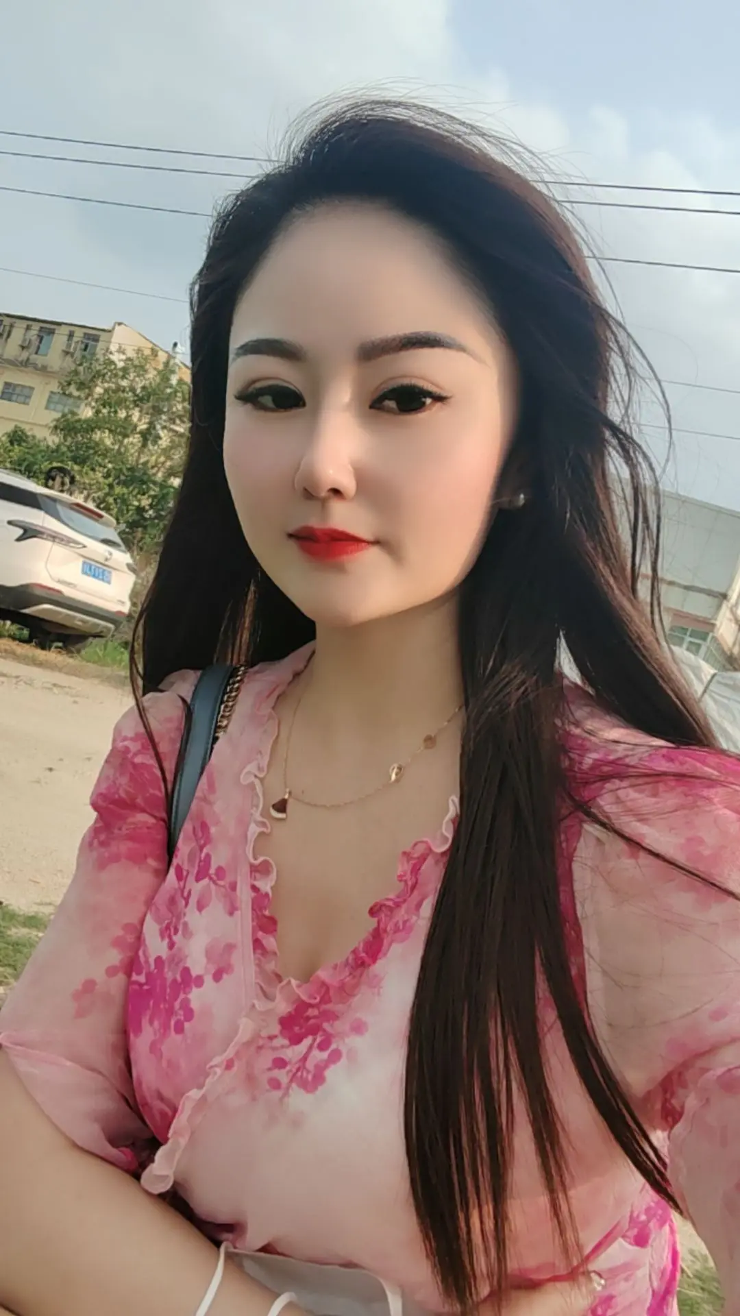 渐渐懂得了，与其诉说，不如闭嘴，与其争辩，不如沉默，当你感到很累的时候，尽量少说话，一个人，一条马路，听听音乐，就很好。