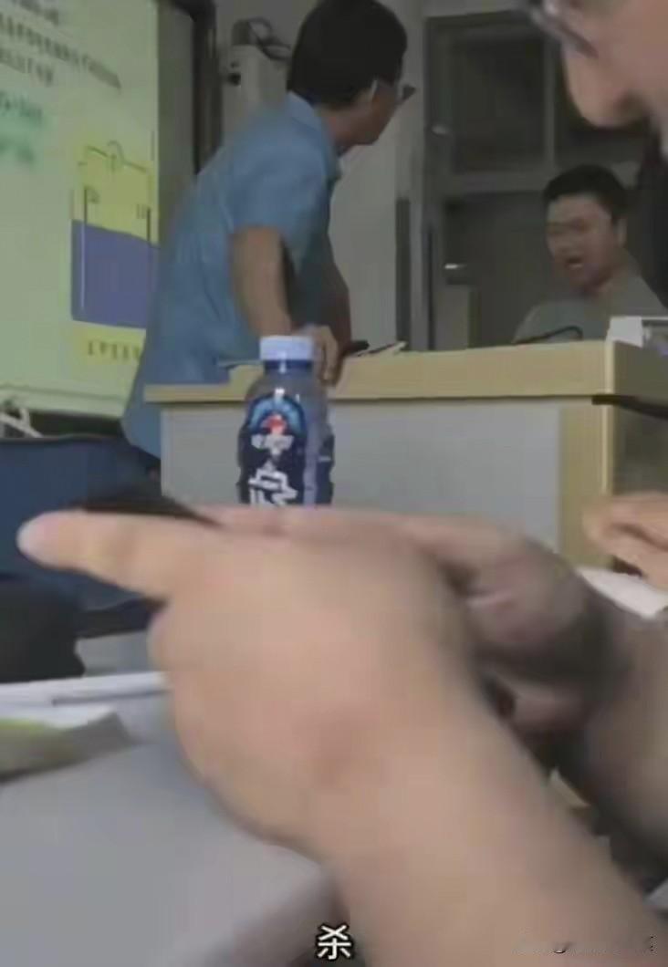 既然是大四重修生肯定是没有修完学分，也许是玩物丧志放纵自己，也许是精神疾病休学补