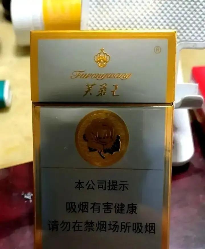 刚点上一根芙蓉王，抽到一半直接掐了。那股纸壳燃烧的怪味混着酸气，齁得人嗓子发紧—