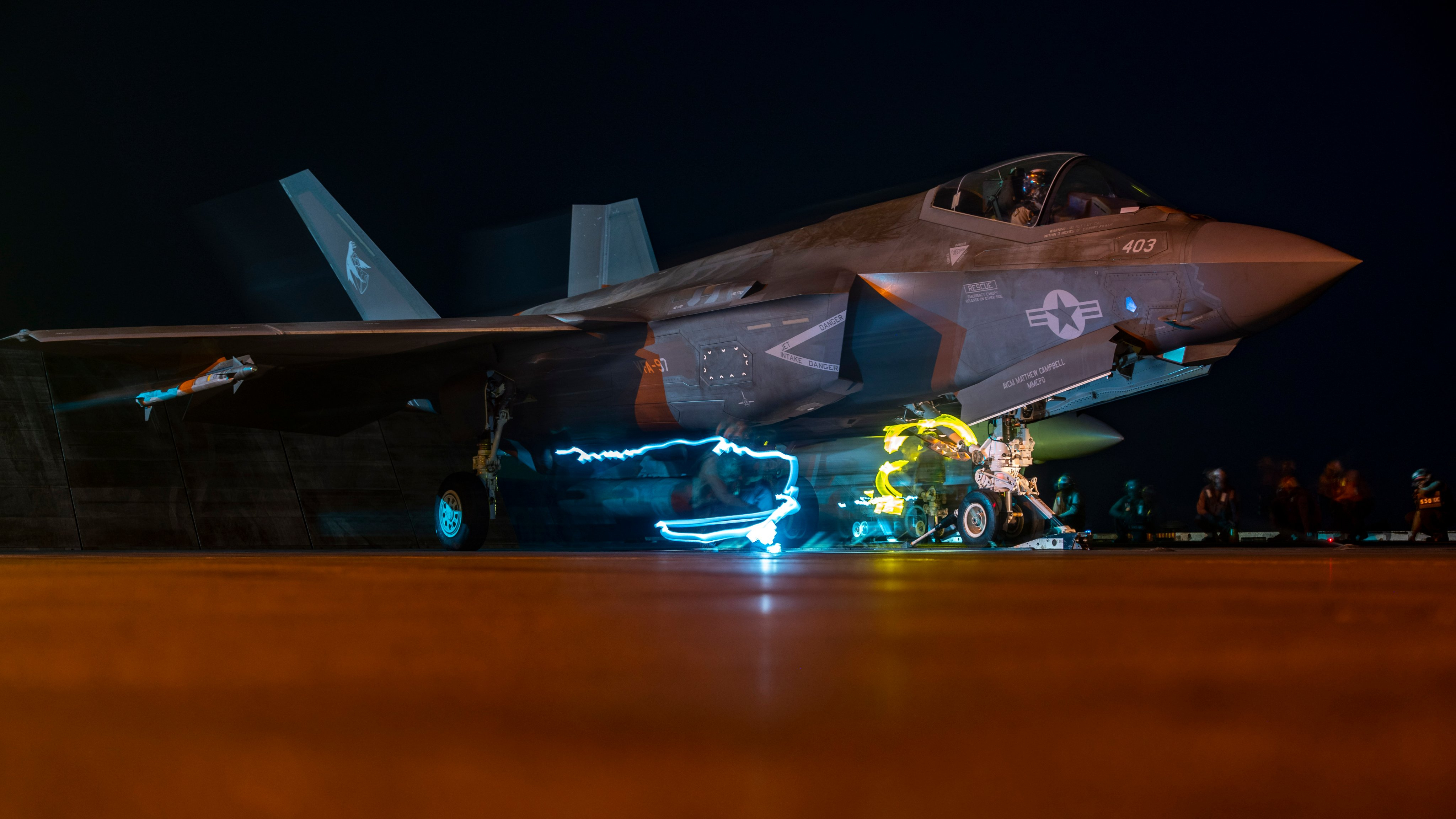 夜色下，等待出击的VFA-97中队旗下F-35C ​​​