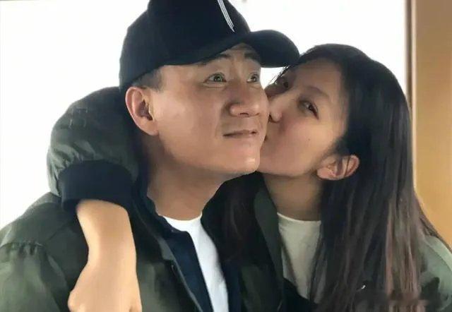 胡军永远是女儿的首席观众9月9日胡军发文为女儿九儿庆生，因录节目缺席承诺后补，一