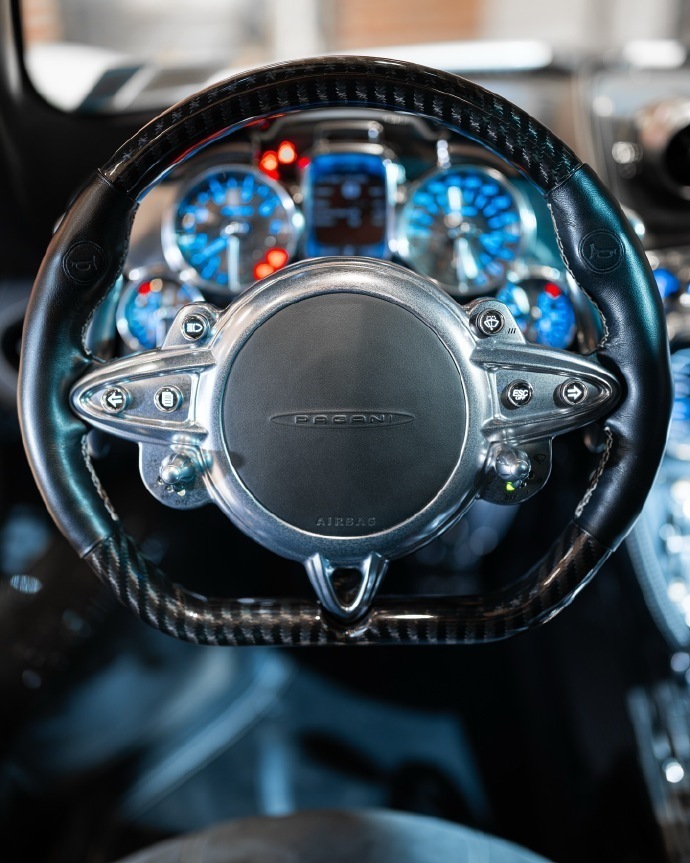 帕加尼 Huayra，匠心打造的流动雕塑。素雅白车身搭配黑色碳纤维组件，周身蕴藏