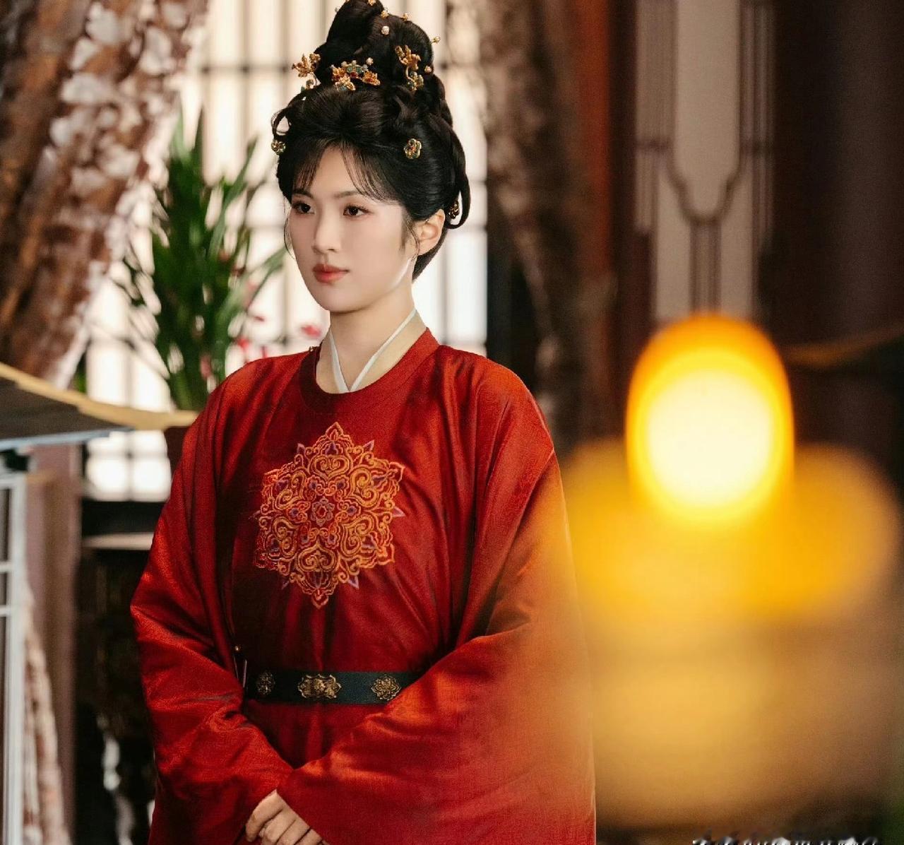 我算是看明白了！
姚安娜演了2部戏又上《乘风》，这盘大棋下得真够深的，她图的到底