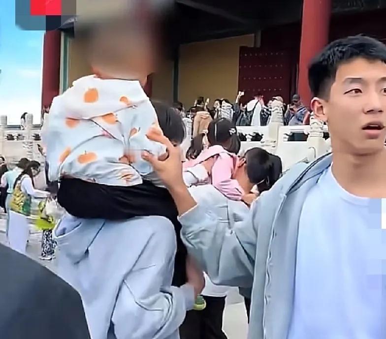 5月3日，北京，小男孩在天坛跟父母走散，几名来此旅游的大学生看到后，将小男孩扛到