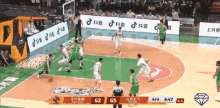 在今天辽宁本钢主场迎战北京北汽的焦点战中，两大巨星赵继伟和赵睿上演了一出精彩纷呈