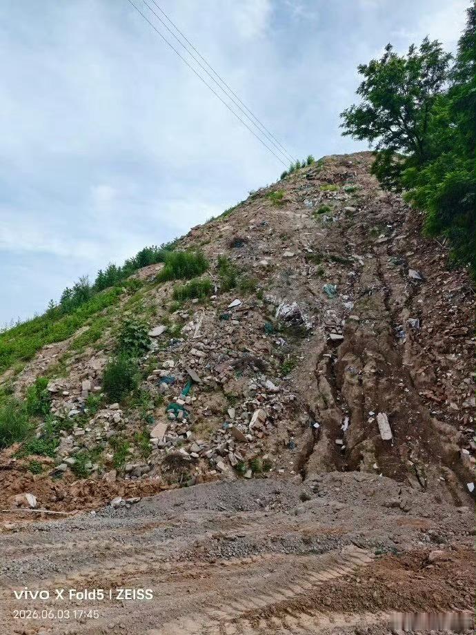 淳化县覆土种树掩垃圾 虚假整改透支基层生态治理公信力陕西咸阳淳化县城关片区建筑垃