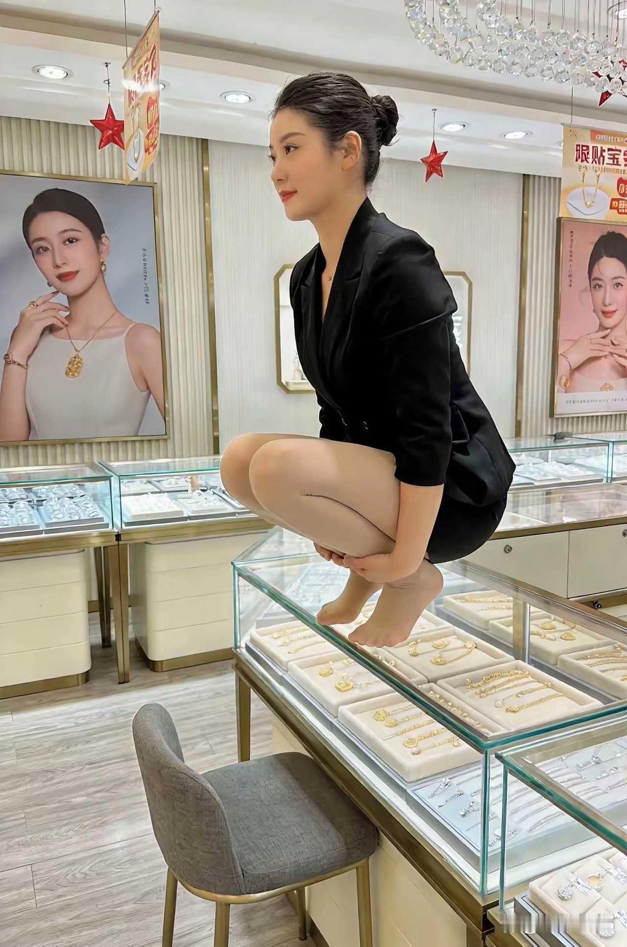 她为什么不穿鞋蹲在柜台上？ 