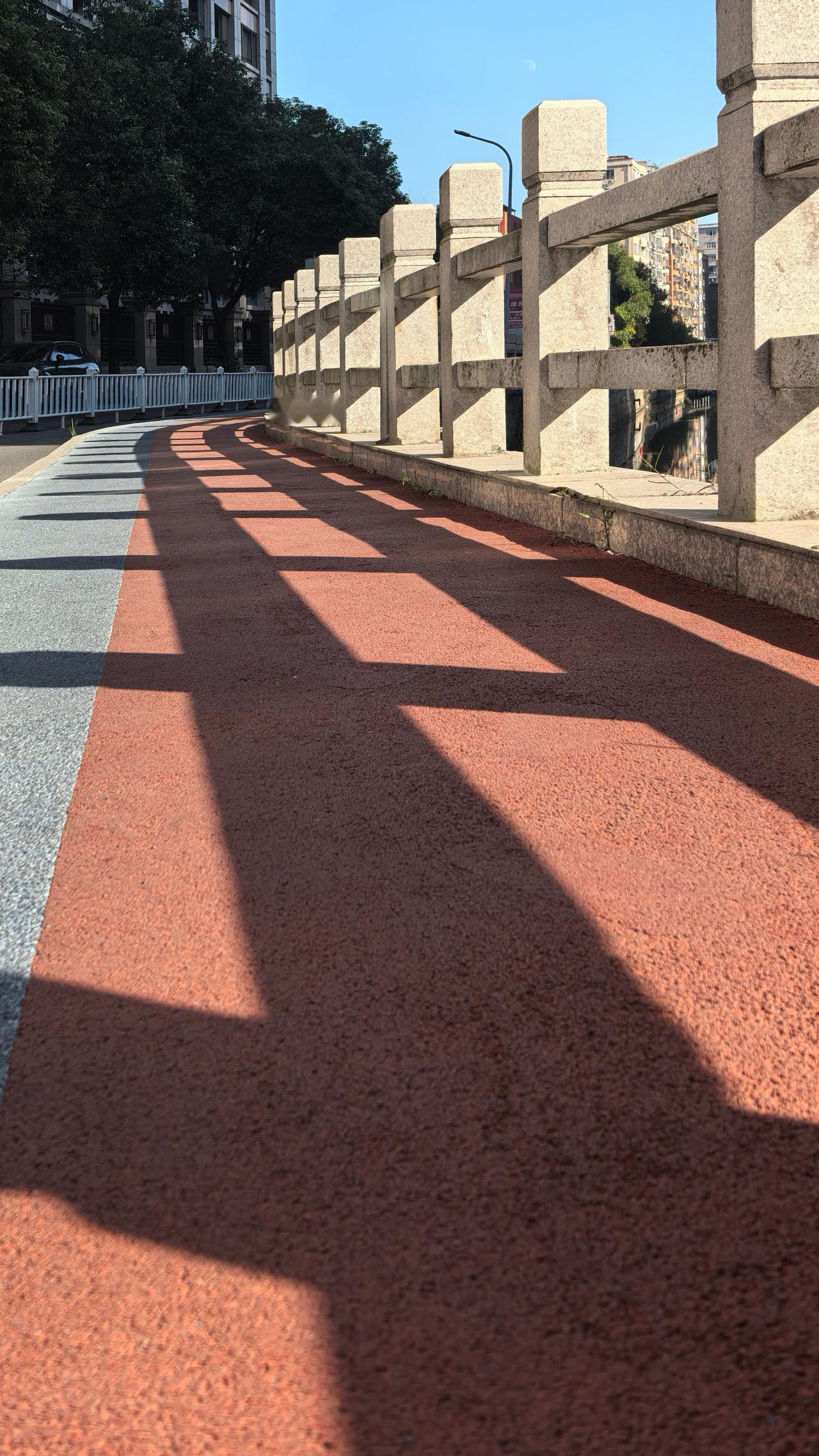 微文：余温残香
吃过中饭，女儿要返程了。
女儿前夜从上海独自驱车，凌晨一点多才到