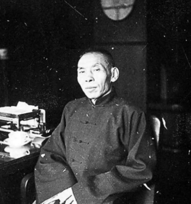 杜月笙在上海滩发迹后，想着要给自己找一个靠谱的祖先，显得自己也是名门之后。但是他