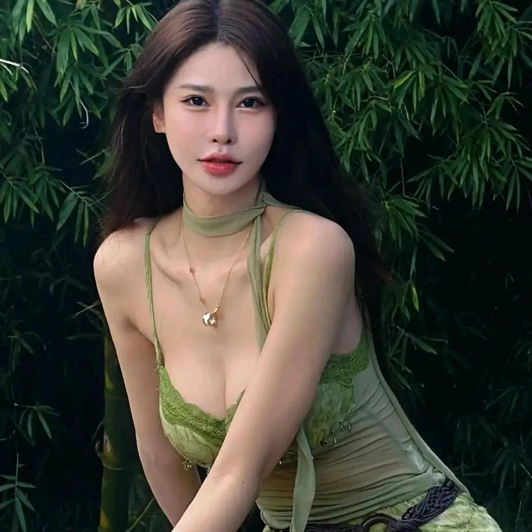 竹林中的优雅美人，清新脱俗温婉大方的美女 温婉古风美女 林间粉裳美人 竹林美景 