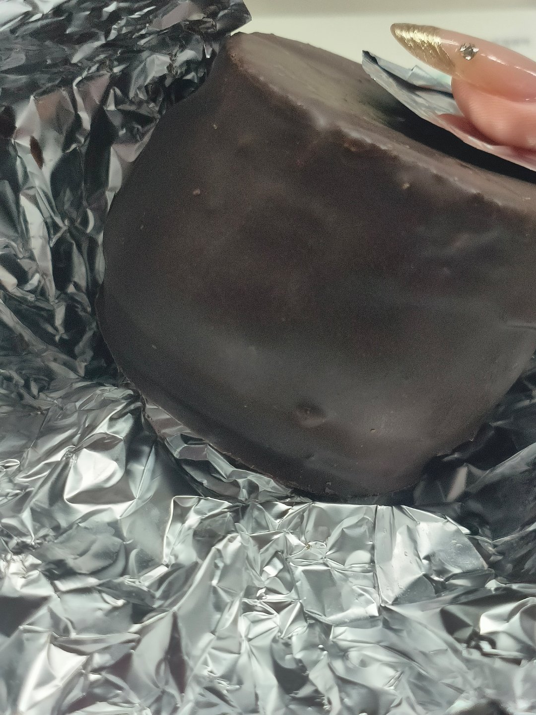 77大半夜🐷瘾犯了，放冰箱奖励机制一大块梦龙派😋路过的咬一口再走！ 