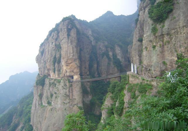【雁荡山】雁荡山位于中国浙江省温州市乐清市境内，部分位于永嘉县及温岭市。它距杭州
