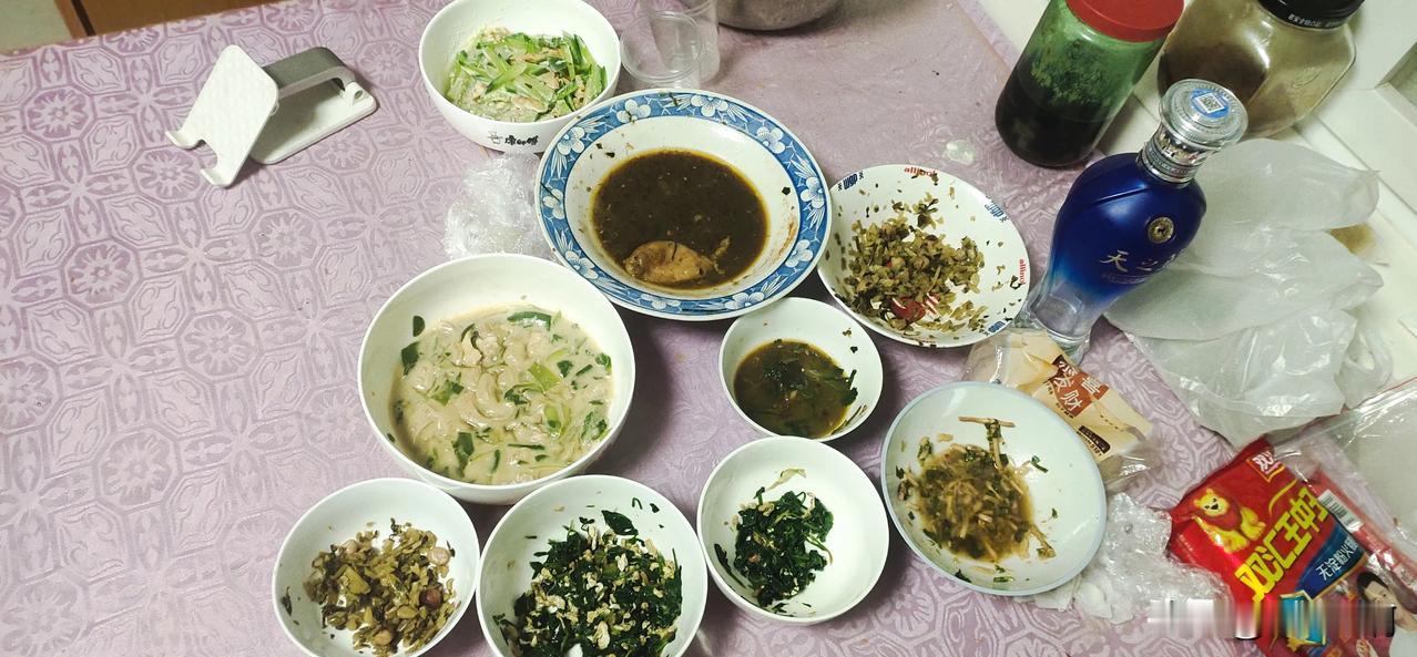 坐标苏北，看看我家过年吃的菜，是不是有点寒酸啊[捂脸]菜倒是不少，就是没一样能摆
