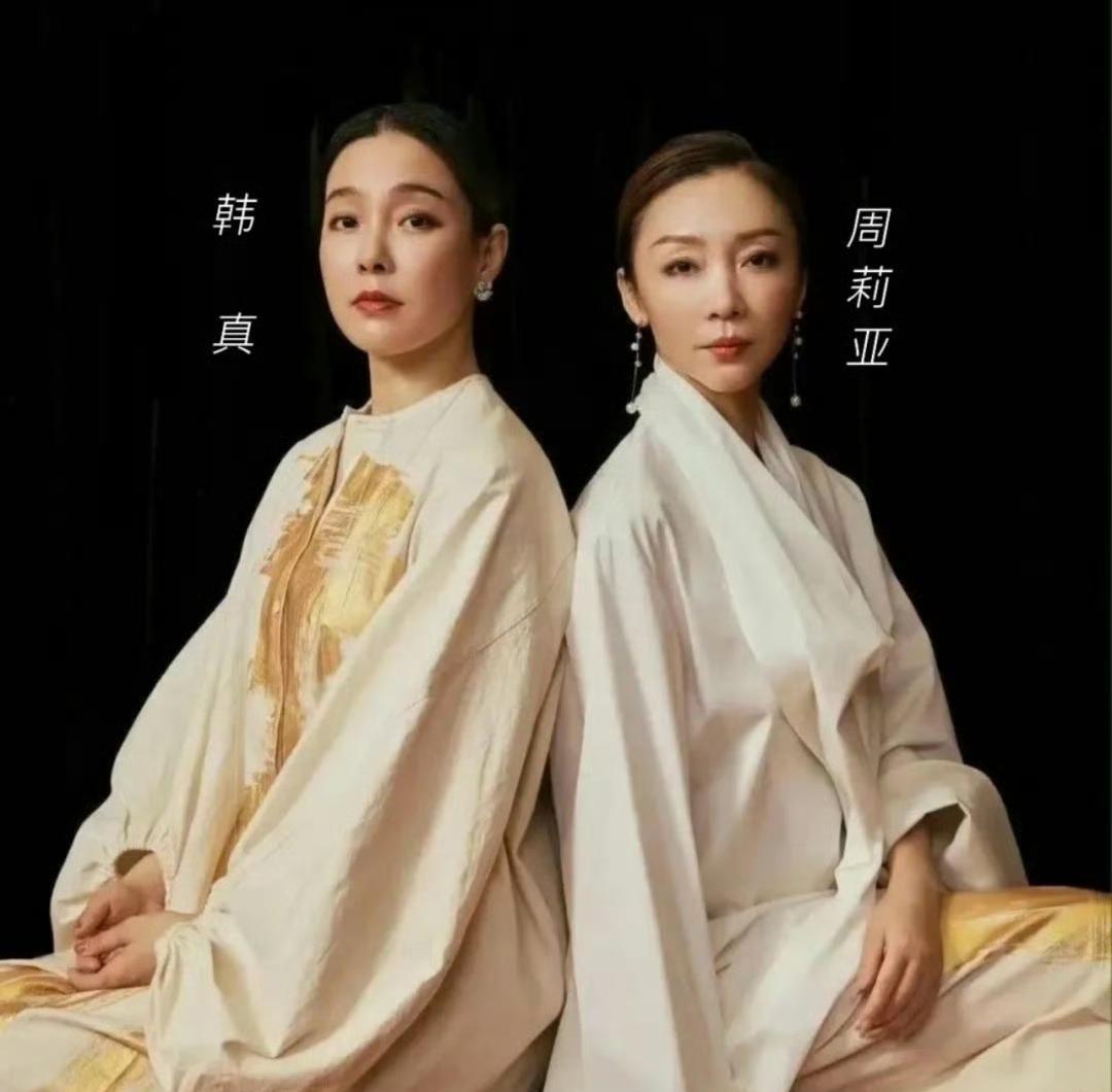 九三文艺晚会总导演竟然是两个年轻美女，她们是周莉亚和韩真，两人都是东方歌舞团的青