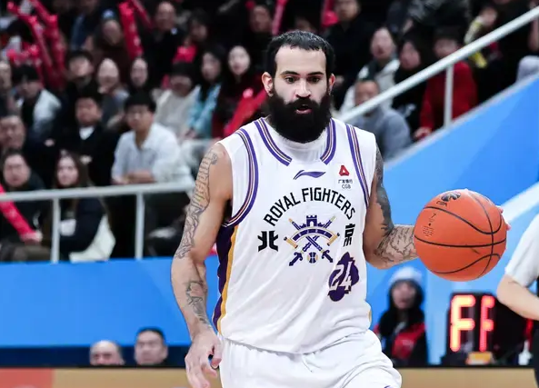 里勒全场投篮18中10，三分9中3得到25分6篮板10助攻