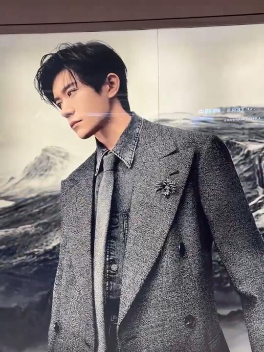 帅到冒泡穿西装的大男孩