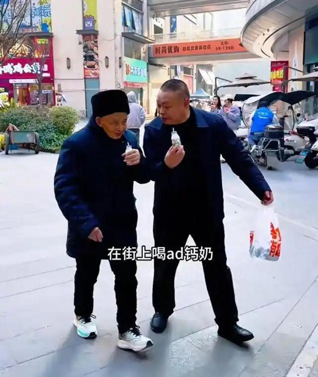 近日，一则温馨感人的家庭短视频在社交平台引发热议。视频中，一位头发花白的50多岁