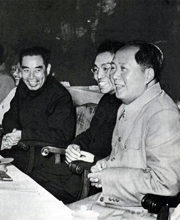 毛主席、周总理和中华全国总工会主席焦若愚在第一届全国职工运动会上。