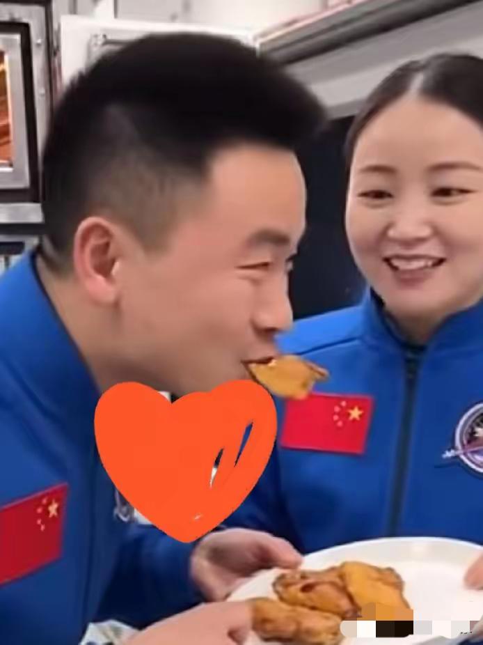 快讯快讯
东方大国，又出奇迹了。
神舟二十一号与二十号乘组在太空联手使用热风烘烤